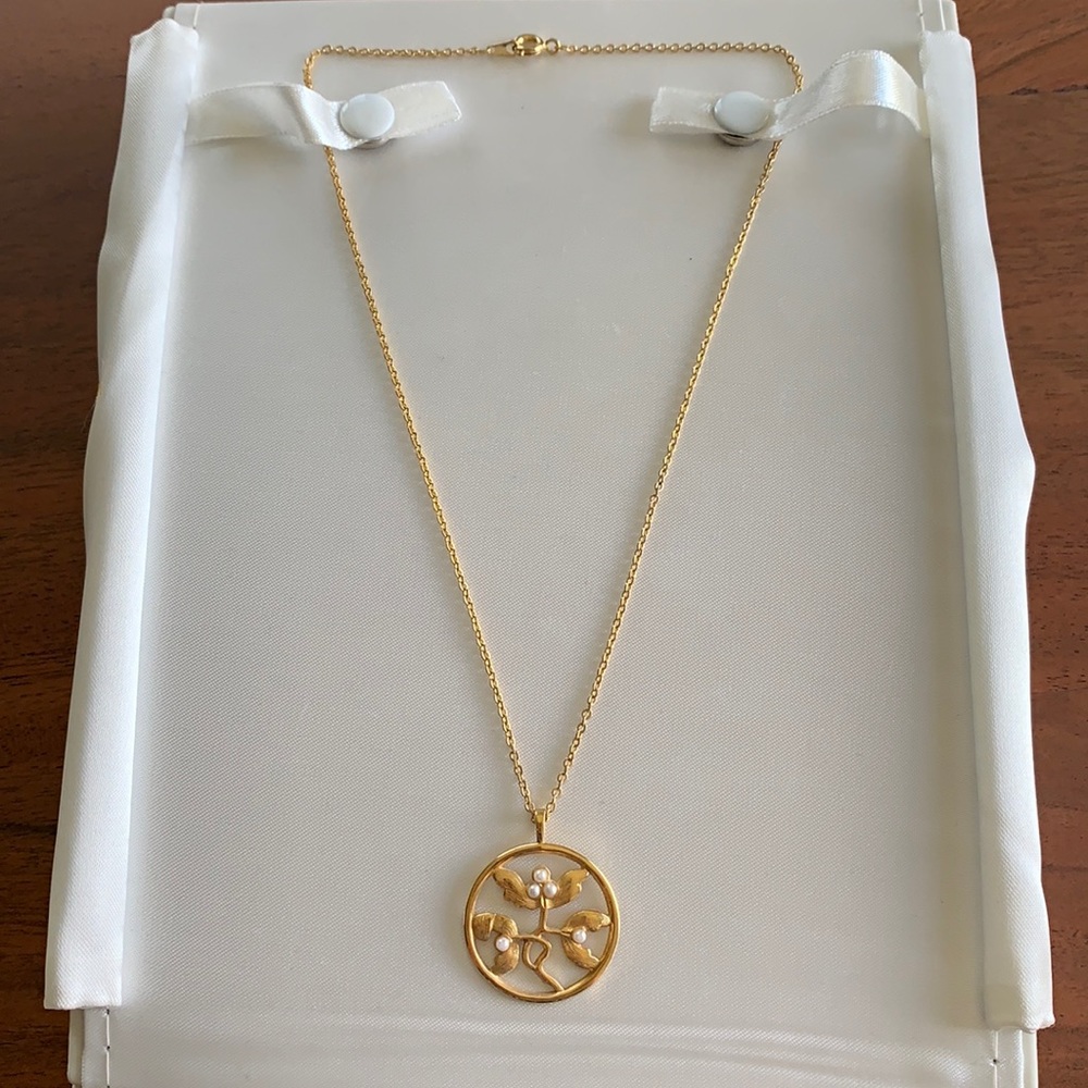Beautiful Gold Tone Flower Necklace approx. 16”